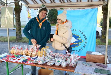 TRIJE DOBRI MOŽJE, ROMANA KRAJNČAN IN JELENI PRIREDITEV PRED KULTURNIM DOMOM 04 FOTO LJUBO VUKELIČ